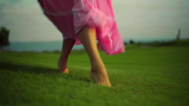 Nohy Mladé Dívky Procházejí Trávou Dvorku Zelenou Zahradou Krásných Dlouhých — Stock video