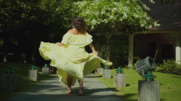 Ein Junges Europäisches Mädchen Geht Einem Schönen Langen Gelben Kleid — Stockvideo