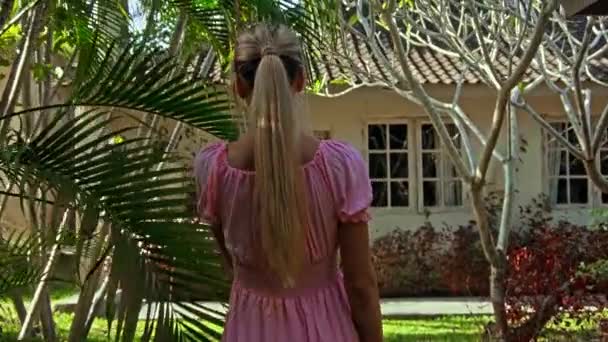 Une Jeune Fille Européenne Marchant Dans Cour Avec Jardin Vert — Video