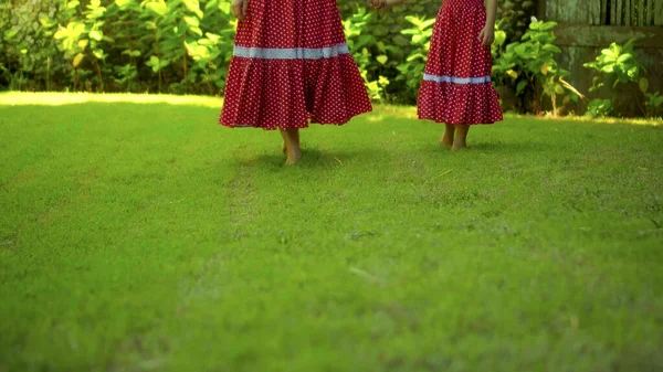 Anne Kız Bahçede Yeşil Bir Bahçe Güzel Kırmızı Elbiseli Çimlerle — Stok fotoğraf