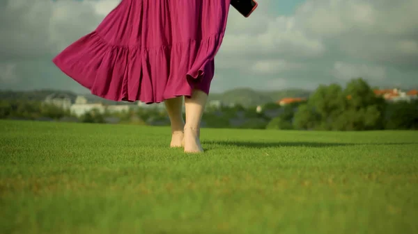 Ноги Молодой Европейской Девушки Ходят Траве Заднем Дворе Зеленым Садом — стоковое фото