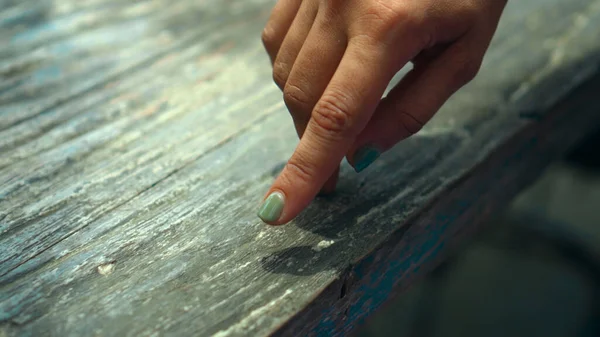 Uma Jovem Europeia Senta Uma Mesa Madeira Brincando Com Dedos — Fotografia de Stock