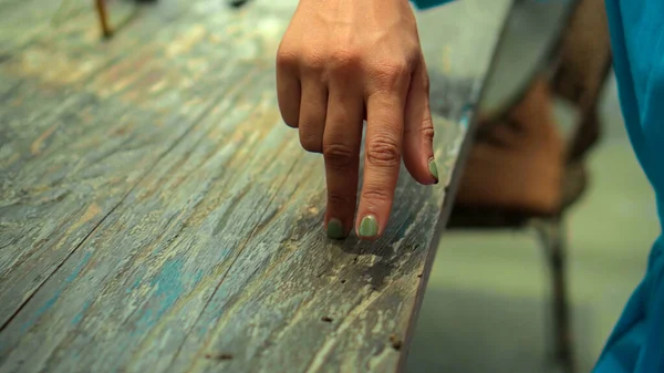 Uma Jovem Europeia Senta Uma Mesa Madeira Brincando Com Dedos — Fotografia de Stock