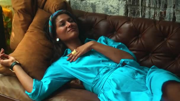 Une Belle Jeune Fille Brune Européenne Dans Une Robe Bleue — Video
