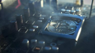Karanlıkta mavi ışığı ve dumanı olan elektronik parçaları olan ana kartta merkezi bir işlemci yerine parlayan ve yansıtan altın bir Bitcoin. Bitcoin Madencilik
