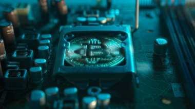 Karanlıkta mavi ışığı olan elektronik bileşenleri olan bir ana kartta merkezi işlemci yerine parlayan ve yansıtan altın bir Bitcoin. Bitcoin madenciliği.