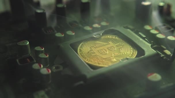 Een Gouden Bitcoin Munt Met Verblinding Reflectie Geïnstalleerd Plaats Van — Stockvideo