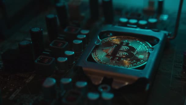 Ett Guld Bitcoin Mynt Med Bländning Och Reflektion Installerat Stället — Stockvideo