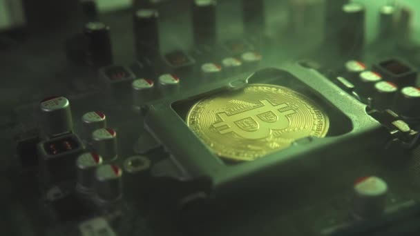 Egy Arany Bitcoin Érme Vakítással Tükröződéssel Alaplap Központi Processzora Helyett — Stock videók