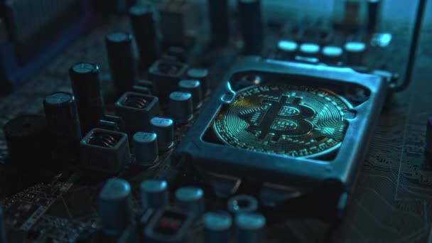 Zlatá Bitcoinová Mince Odleskem Odleskem Instalovaná Místo Centrálního Procesoru Základní — Stock video