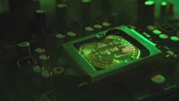 Koin Bitcoin Emas Dengan Silau Dan Refleksi Yang Dipasang Bukannya — Stok Video