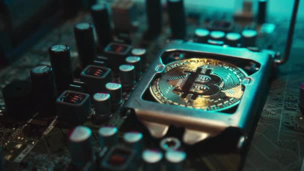 Una Moneda Oro Bitcoin Con Resplandor Reflexión Instalado Lugar Procesador — Vídeos de Stock