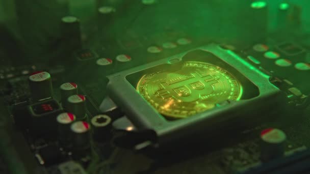 Złota Bitcoin Odblaskiem Refleksem Zainstalowany Zamiast Centralnego Procesora Płycie Głównej — Wideo stockowe