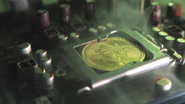 Een Gouden Bitcoin Munt Met Verblinding Reflectie Geïnstalleerd Plaats Van — Stockvideo