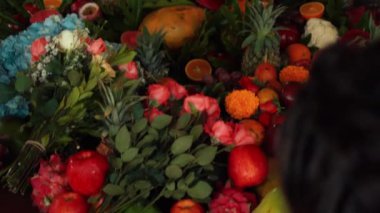 Çiçekler ve meyveler Yagya ateş seremonisinde geleneksel Hindu kutsal ayininde sunulacak.