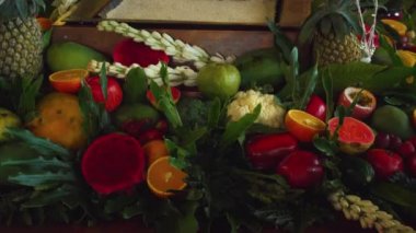 Çiçekler ve meyveler Yagya ateş seremonisinde geleneksel Hindu kutsal ayininde sunulacak.