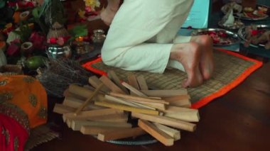 Yagya Ateş Töreni 'nde sunulan çiçekler ve meyveler geleneksel kutsal Hindu ayinlerinde geleneksel Yagya Ateş Töreni' nde sunulan meyveler.