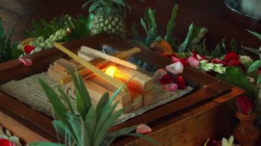 Yagya Ateş Töreni 'nde sunulan çiçekler ve meyveler geleneksel kutsal Hindu ayinlerinde geleneksel Yagya Ateş Töreni' nde sunulan meyveler.