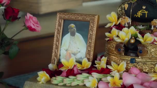 2021年7月8日 印度尼西亚巴厘 贝诺亚 Kabupaten Badung Bhaktivedanta Swami Prabhupada在框架内的照片在克里希纳仪式Yagya桌上摆放着鲜花 — 图库视频影像