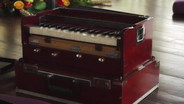 Toetsenbord Etnisch Indiaas Instrument Harmonium Een Houten Vloer — Stockvideo