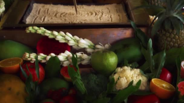 八ヶ谷の火祭で供える花や果物 Hindu伝統的な聖なる儀式 — ストック動画