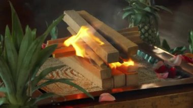 Yagya Ateş Töreni 'nde sunulan çiçekler ve meyveler geleneksel kutsal Hindu ayinlerinde geleneksel Yagya Ateş Töreni' nde sunulan meyveler.