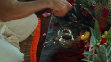 Yagya Ateş Töreni 'nde sunulan çiçekler ve meyveler geleneksel kutsal Hindu ayinlerinde geleneksel Yagya Ateş Töreni' nde sunulan meyveler.