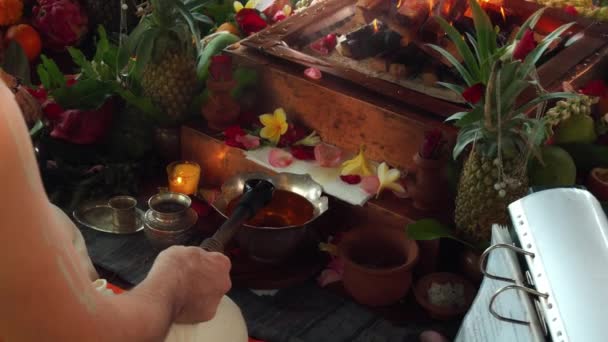 Цветы Фрукты Принесения Жертву Церемонии Огня Ягья Индуистские Традиционные Священные — стоковое видео