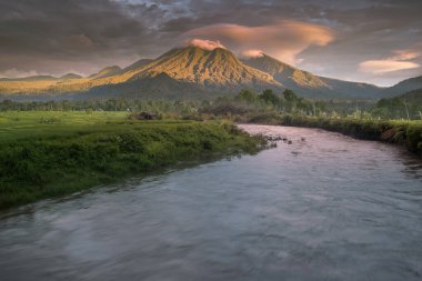 Kuzey Bengkulu, Endonezya 'da öğleden sonra güzel kırsal bölgelerdeki doğal dağ ve nehir manzarası