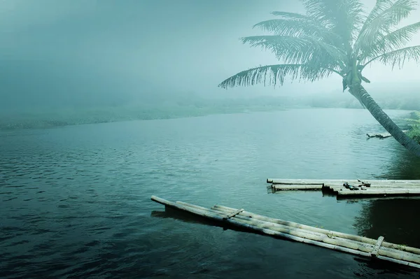 Una Vista Del Lago Con Espesa Niebla Sobre Una Nube — Foto de Stock