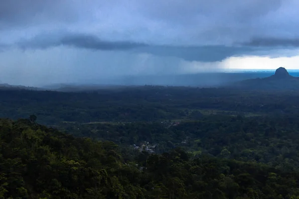 Floresta Vista Para Montanha Chuva Com Céu Nublado Preto Indonésia — Fotografia de Stock