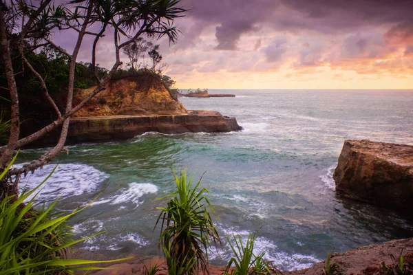 Pemandangan Pantai Dengan Air Biru Musim Panas Dengan Matahari Terbenam — Stok Foto