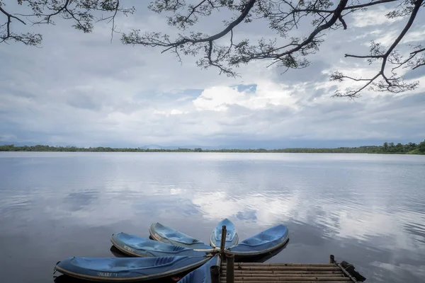 Hermosa Vista Del Lago Por Mañana Con Pequeños Barcos Árboles — Foto de Stock