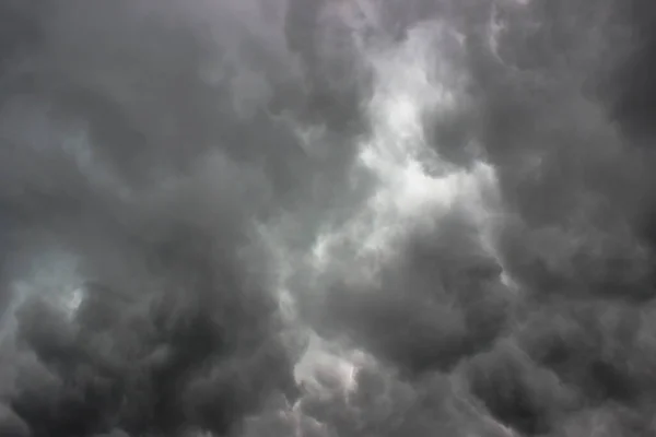 Abstraktes Foto Von Schwarz Weißen Wolken Wenn Dunkel Wird — Stockfoto