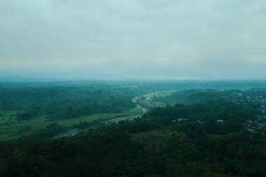Kuzey Bengkulu, Endonezya 'da güneş doğmadığında küçük bir nehrin havadan görünüşü