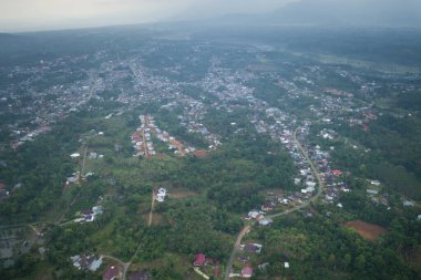 Kuzey Bengkulu, Endonezya ve Asya 'da güneş doğmadan önce dağdaki küçük kasabanın hava manzarası.