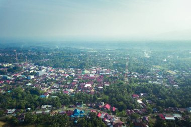 Güneş doğmadan önce dağdaki küçük kasabanın havadan görünüşü.