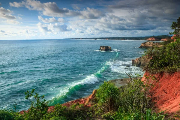 Gambar Tebing Dengan Air Biru Dan Pantai Emas Indonesia Pemandangan — Stok Foto