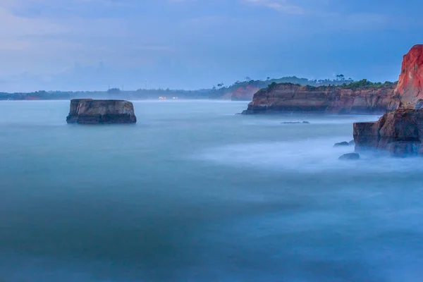 Gambar Tebing Dengan Air Biru Dan Pantai Emas Indonesia Bengkulu — Stok Foto