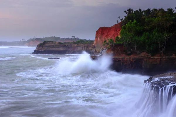 Gambar Tebing Dengan Gelombang Air Biru Bengkulu Indonesia Pemandangan Laut — Stok Foto