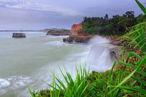 Gambar Tebing Dengan Gelombang Air Biru Bengkulu Indonesia Pemandangan Laut — Stok Foto
