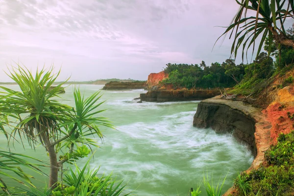 Gambar Tebing Dengan Air Biru Dan Pantai Emas Indonesia Bengkulu — Stok Foto
