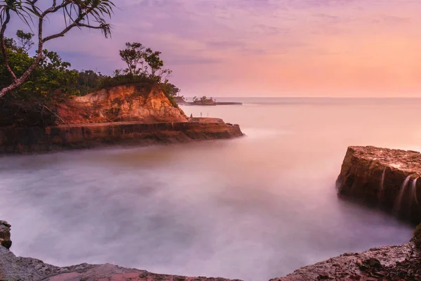 Keindahan Dengan Matahari Terbenam Atas Pantai Karang Yang Indah Dengan — Stok Foto