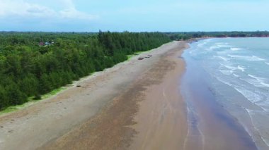 Bengkulu, Endonezya 'daki insansız hava aracı, turkuaz Hint sularını, kumlu sahilleri, küçük tekneleri ve yemyeşil tropikal tepeleri gösteriyor..