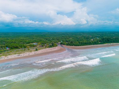 Bengkulu, Endonezya 'daki insansız hava aracı, turkuaz Hint sularını, kumlu sahilleri, küçük tekneleri ve yemyeşil tropikal tepeleri gösteriyor..