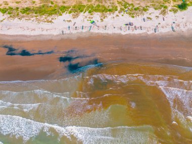Bengkulu, Endonezya 'daki insansız hava aracı, turkuaz Hint sularını, kumlu sahilleri, küçük tekneleri ve yemyeşil tropikal tepeleri gösteriyor..