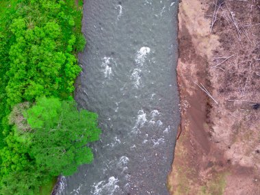 Endonezya 'da güzel bir sabah manzarası, dağ sıraları ve açık gökyüzü olan pirinç tarlalarının panoramik manzarası