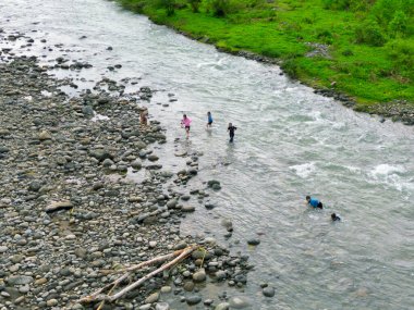 Endonezya 'da güzel bir sabah manzarası, dağ sıraları ve açık gökyüzü olan pirinç tarlalarının panoramik manzarası
