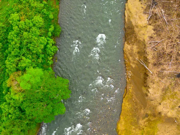 Endonezya 'da güzel bir sabah manzarası, dağ sıraları ve açık gökyüzü olan pirinç tarlalarının panoramik manzarası