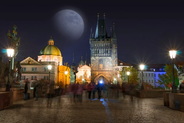Charles Köprüsü'nde gece turist